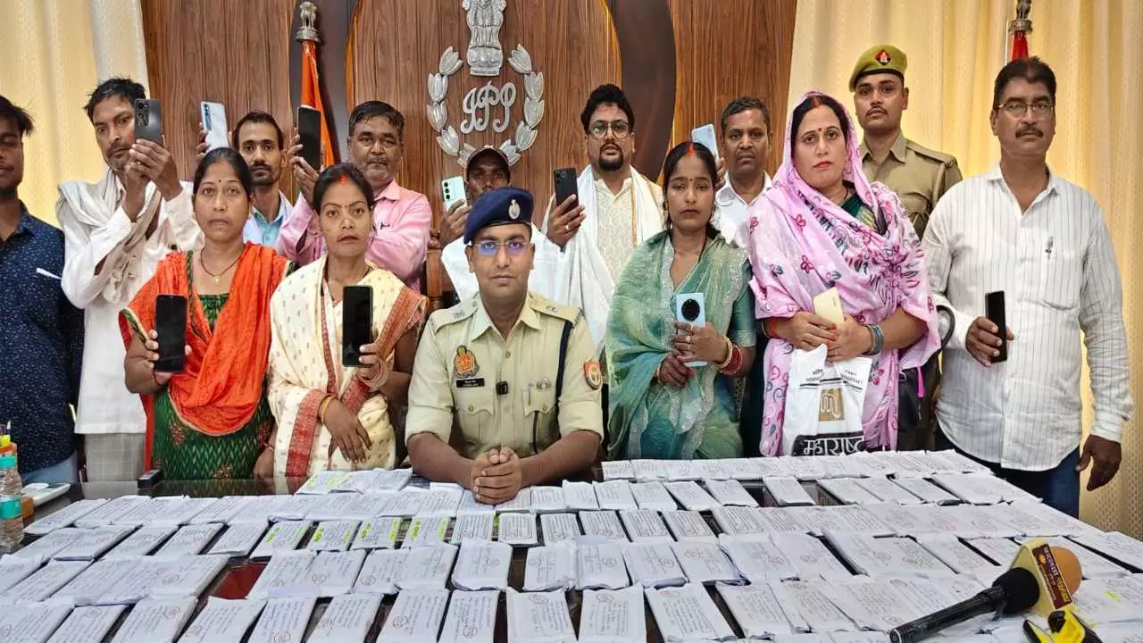 Big achievement of Azamgarh police: 448 Gumshuda mobiles recovered, returned to owners Big achievement of Azamgarh police: 448 Gumshuda mobiles recovered, returned to owners