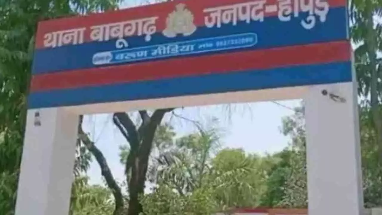 Hapur News: हापुड़ में जमीन कब्जाने का विरोध पड़ा भारी, किसान पर फावड़े से जानलेवा हमला