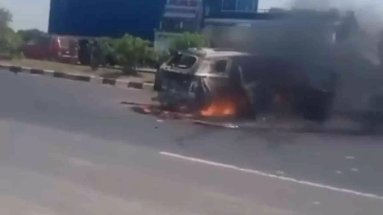 Firozabad News: हाईवे पर बड़ा हादसा: डिवाइडर से टकराई कार में लगी आग, चार लोग घायल