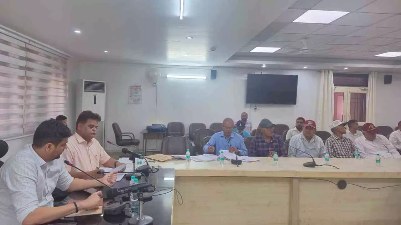 Aligarh News: अलीगढ़ में पूर्व सैनिकों की शिकायतों पर डीएम सख्त, IGRS से होगी सीधी निगरानी Aligarh News: अलीगढ़ में पूर्व सैनिकों की शिकायतों पर डीएम सख्त, IGRS से होगी सीधी निगरानी