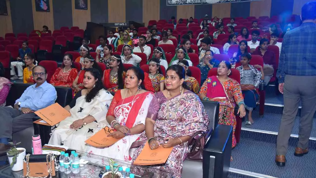 Meerut News: लोकनृत्यों की थाप पर झूम उठा सीसीएसयू, विद्यार्थियों ने बिखेरे भारतीय संस्कृति के रंग Meerut News: लोकनृत्यों की थाप पर झूम उठा सीसीएसयू, विद्यार्थियों ने बिखेरे भारतीय संस्कृति के रंग