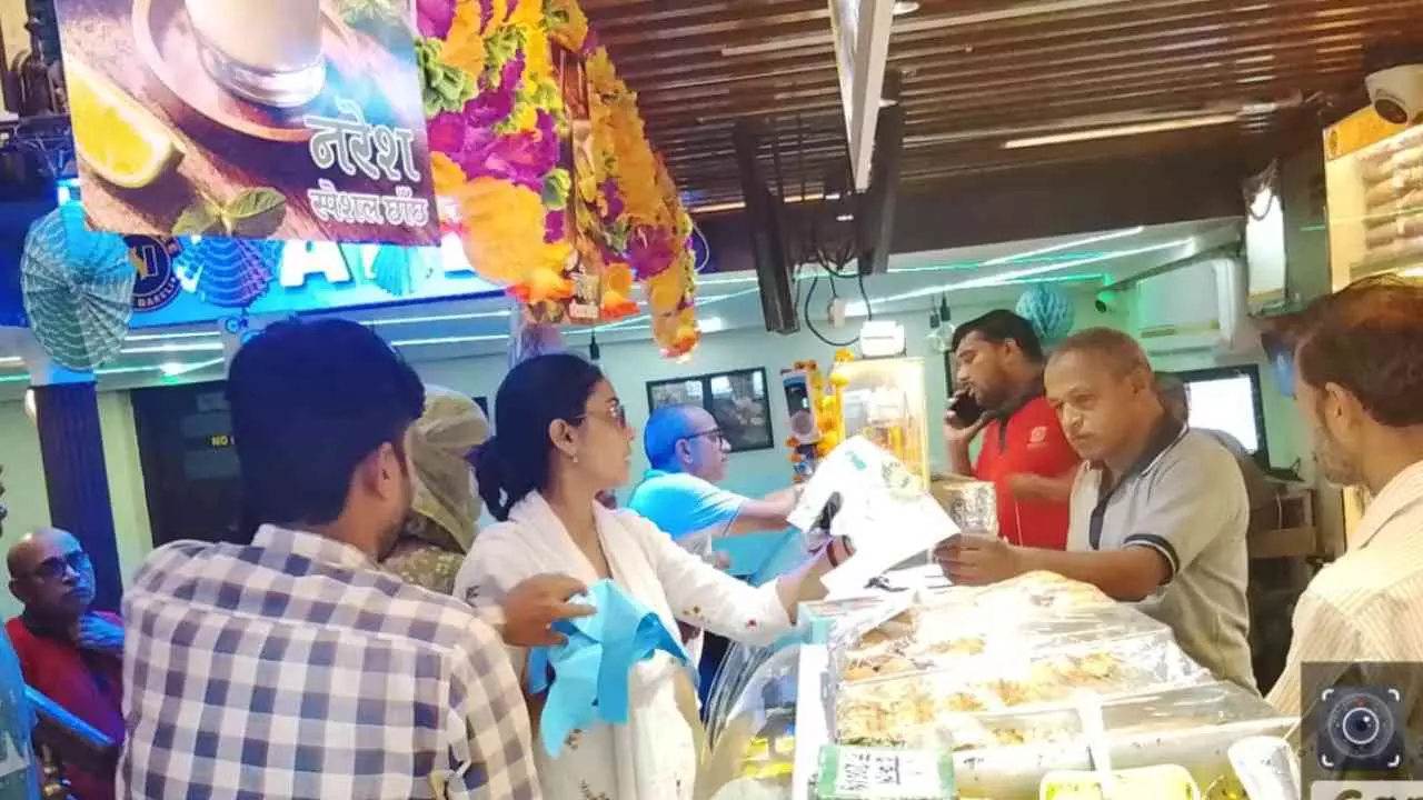 Raebareli News: प्रतिबंधित पॉलीथीन के खिलाफ नगर पालिका और प्रदूषण बोर्ड का बड़ा अभियान Raebareli News: प्रतिबंधित पॉलीथीन के खिलाफ नगर पालिका और प्रदूषण बोर्ड का बड़ा अभियान