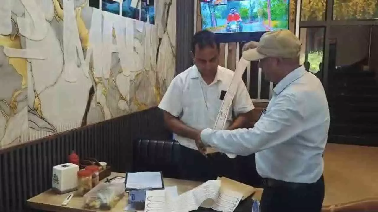 Siddharthnagar News: बासी खाद्य पदार्थ परोसने की शिकायत पर वाव पिज्जा कैफे में छापेमारी Siddharthnagar News: बासी खाद्य पदार्थ परोसने की शिकायत पर वाव पिज्जा कैफे में छापेमारी