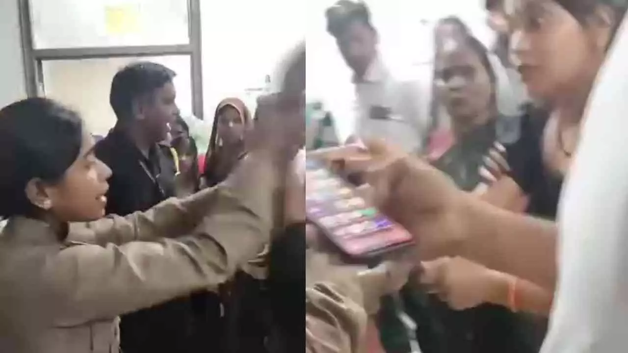 Etah News: एटा मेडिकल कॉलेज में लाइन विवाद पर हंगामा, महिला और सुरक्षाकर्मियों के बीच चप्पलबाजी Etah News: एटा मेडिकल कॉलेज में लाइन विवाद पर हंगामा, महिला और सुरक्षाकर्मियों के बीच चप्पलबाजी