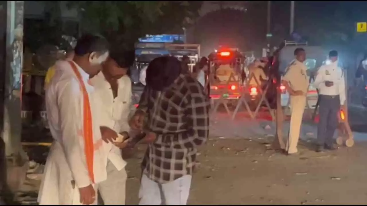 Mathura News: वृंदावन बैरियर पर अवैध वसूली के आरोप, वायरल वीडियो से ट्रैफिक व्यवस्था पर उठे सवाल Mathura News: वृंदावन बैरियर पर अवैध वसूली के आरोप, वायरल वीडियो से ट्रैफिक व्यवस्था पर उठे सवाल