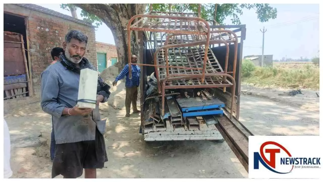 Chandauli News : आयुर्वेदिक अस्पताल के बेड कबाड़ में बेचने के आरोप, वीडियो वायरल से हड़कंप Chandauli News : आयुर्वेदिक अस्पताल के बेड कबाड़ में बेचने के आरोप, वीडियो वायरल से हड़कंप