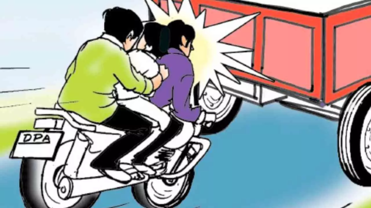 Bareilly News: पुलिस भर्ती परीक्षा देने जा रहे बाइक सवार युवकों को ट्रैक्टर ने मारी टक्कर Bareilly News: पुलिस भर्ती परीक्षा देने जा रहे बाइक सवार युवकों को ट्रैक्टर ने मारी टक्कर