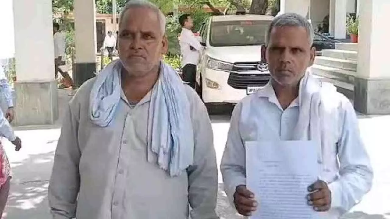 Mainpuri News: मैनपुरी में जमीन पैमाइश विवाद: लेखपालों पर पक्षपात के आरोप, निष्पक्ष जांच की मांग Mainpuri News: मैनपुरी में जमीन पैमाइश विवाद: लेखपालों पर पक्षपात के आरोप, निष्पक्ष जांच की मांग