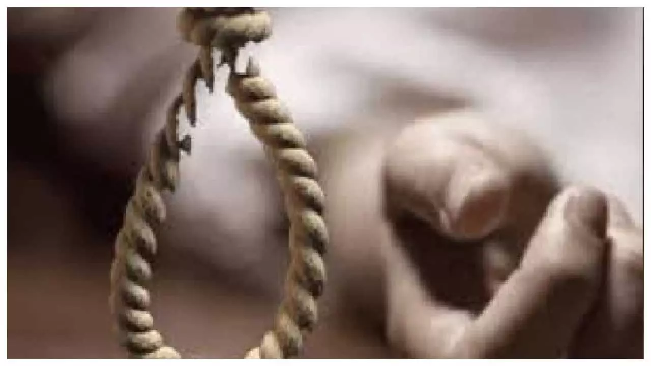 Newlywed commits suicide by hanging Newlywed commits suicide by hanging