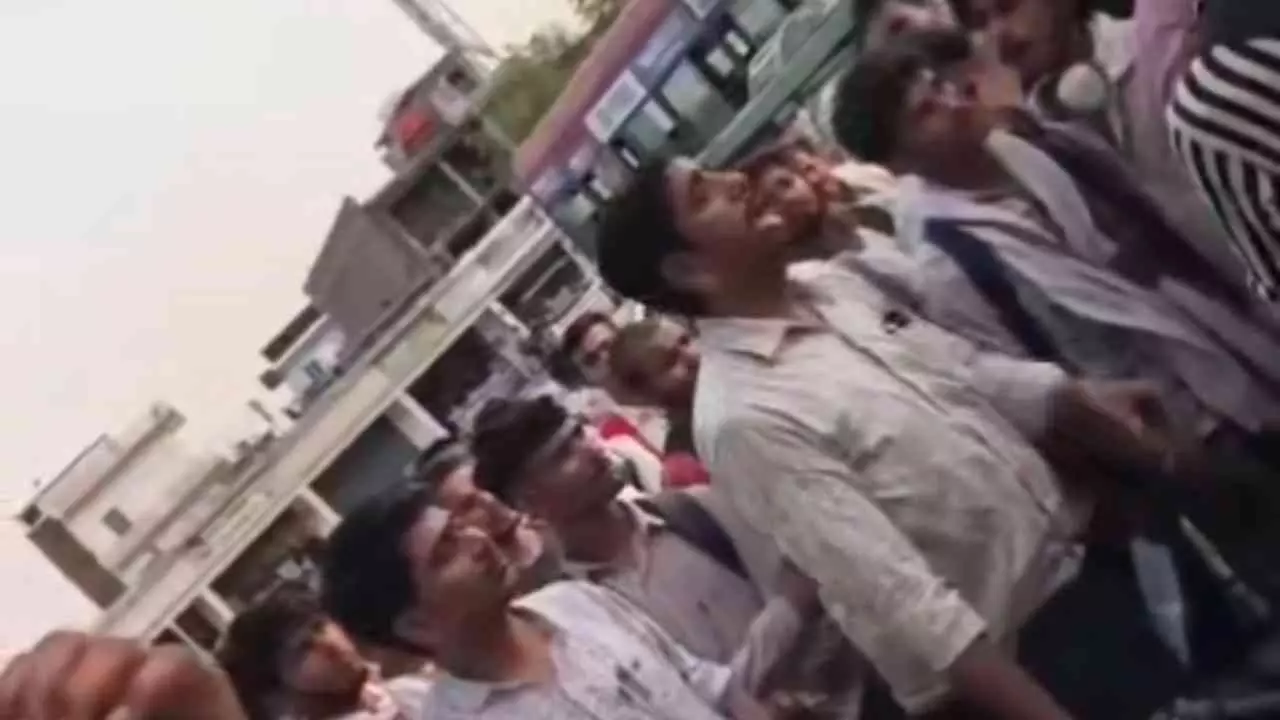 Jalaun News: पुलिस भर्ती अभ्यर्थियों से रोडवेज एआरएम की कथित अभद्रता का वीडियो वायरल Jalaun News: पुलिस भर्ती अभ्यर्थियों से रोडवेज एआरएम की कथित अभद्रता का वीडियो वायरल