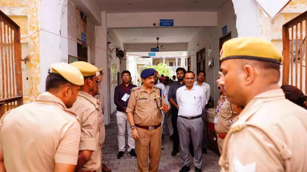 Etawah News: डीएम और एसएसपी ने सभी परीक्षा केंद्रों का किया निरीक्षण, सुरक्षा व्यवस्था का लिया जायजा Etawah News: डीएम और एसएसपी ने सभी परीक्षा केंद्रों का किया निरीक्षण, सुरक्षा व्यवस्था का लिया जायजा
