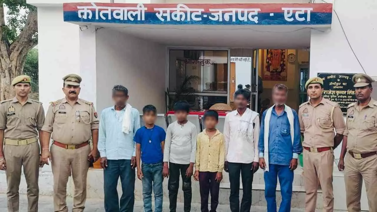 Etah News: 28 घंटे बाद सकुशल मिले तीन नाबालिग दोस्त, सकीट पुलिस ने बस रुकवाकर किया बरामद Etah News: 28 घंटे बाद सकुशल मिले तीन नाबालिग दोस्त, सकीट पुलिस ने बस रुकवाकर किया बरामद