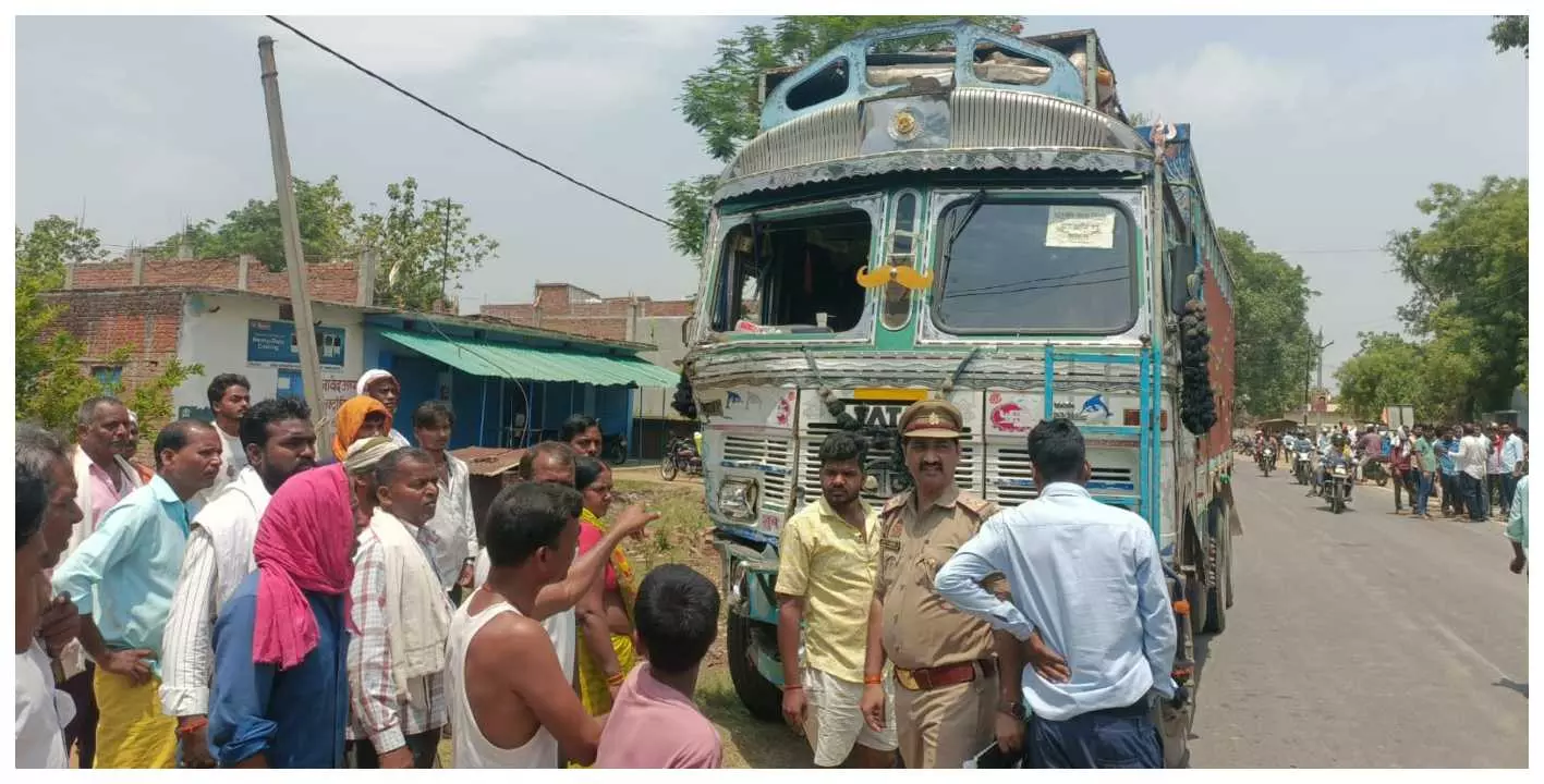 Hiva-truck collides on highway in Sonbhadra, driver injured
