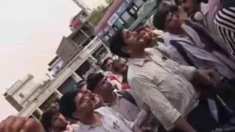 Jalaun News: पुलिस भर्ती अभ्यर्थियों से रोडवेज एआरएम की कथित अभद्रता का वीडियो वायरल Jalaun News: पुलिस भर्ती अभ्यर्थियों से रोडवेज एआरएम की कथित अभद्रता का वीडियो वायरल