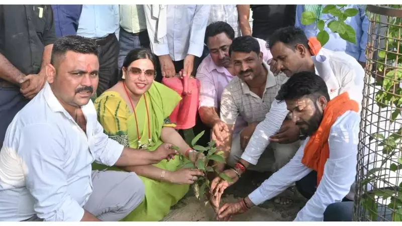 New sanitation initiatives, Koda trolleys and dustbins distributed in Pilibhit New sanitation initiatives, Koda trolleys and dustbins distributed in Pilibhit