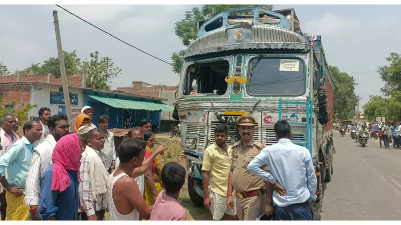 Hiva-truck collides on highway in Sonbhadra, driver injured Hiva-truck collides on highway in Sonbhadra, driver injured