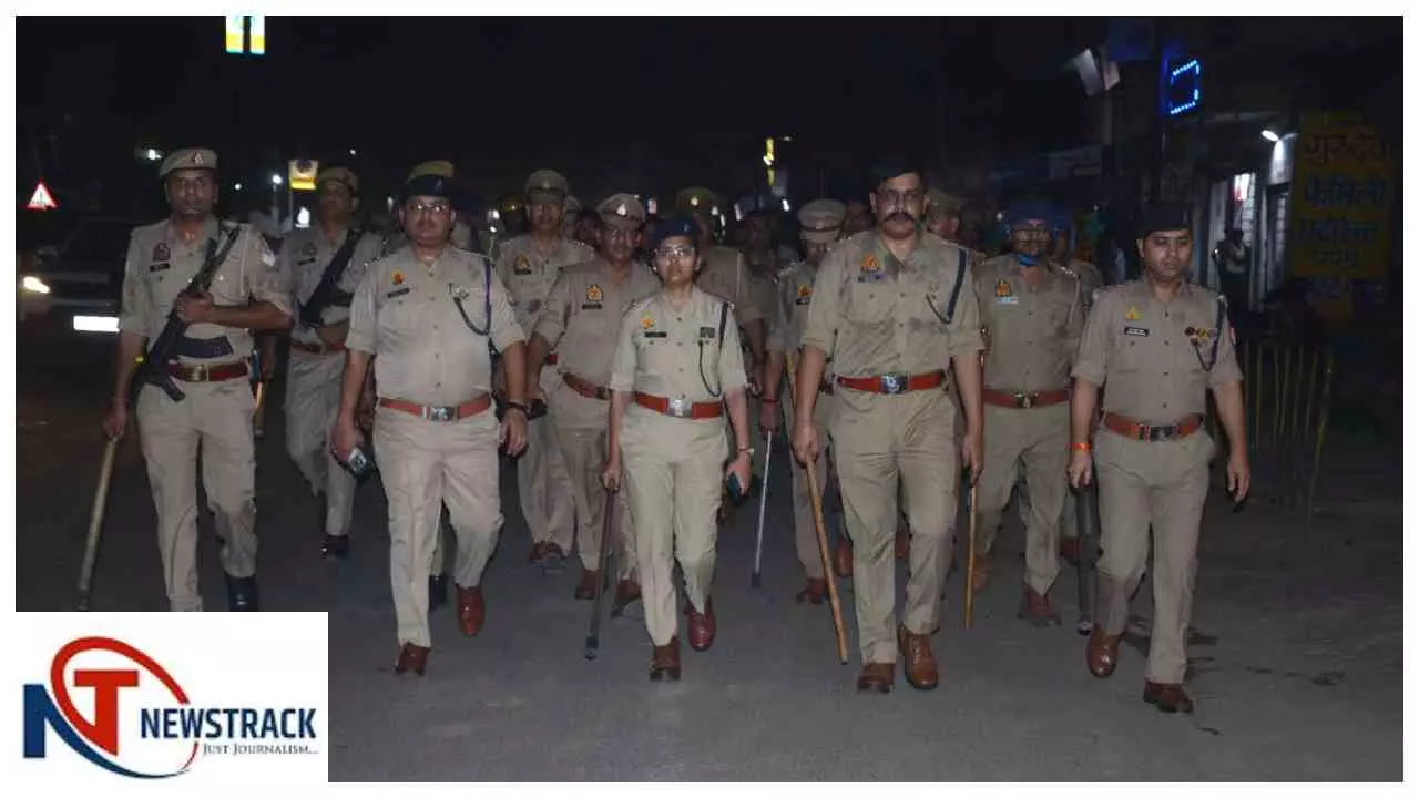 Baghpat News: बड़ौत में हत्याकांड के बाद पुलिस का शक्ति प्रदर्शन, सड़कों पर उतरे अफसर, फ्लैग मार्च Baghpat News: बड़ौत में हत्याकांड के बाद पुलिस का शक्ति प्रदर्शन, सड़कों पर उतरे अफसर, फ्लैग मार्च