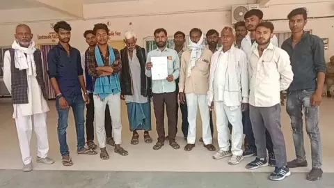 Banda News: बांदा में 25 दिनों से अंधेरे में जी रहे 350 परिवार, ग्रामीणों ने डीएम से लगाई गुहार Banda News: बांदा में 25 दिनों से अंधेरे में जी रहे 350 परिवार, ग्रामीणों ने डीएम से लगाई गुहार