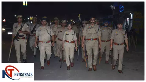 Baghpat News: बड़ौत में हत्याकांड के बाद पुलिस का शक्ति प्रदर्शन, सड़कों पर उतरे अफसर, फ्लैग मार्च Baghpat News: बड़ौत में हत्याकांड के बाद पुलिस का शक्ति प्रदर्शन, सड़कों पर उतरे अफसर, फ्लैग मार्च