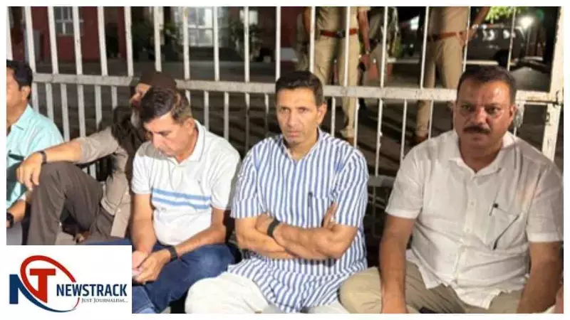 Madhya Pradesh News: भोपाल में रातभर धरने पर बैठे कांग्रेस नेता, नामांकन रद्द होने पर गरमाई राजनीति Madhya Pradesh News: भोपाल में रातभर धरने पर बैठे कांग्रेस नेता, नामांकन रद्द होने पर गरमाई राजनीति