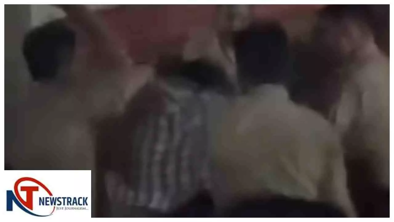 Prayagraj News: प्रयागराज हनुमान मंदिर में पुलिस पर अभद्रता व मारपीट के आरोप, जांच की मांग तेज Prayagraj News: प्रयागराज हनुमान मंदिर में पुलिस पर अभद्रता व मारपीट के आरोप, जांच की मांग तेज