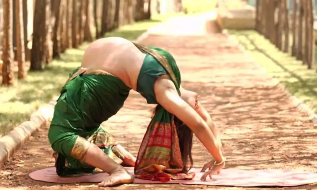 39 Weeks Pregnant Woman Performs Advanced Yoga Poses