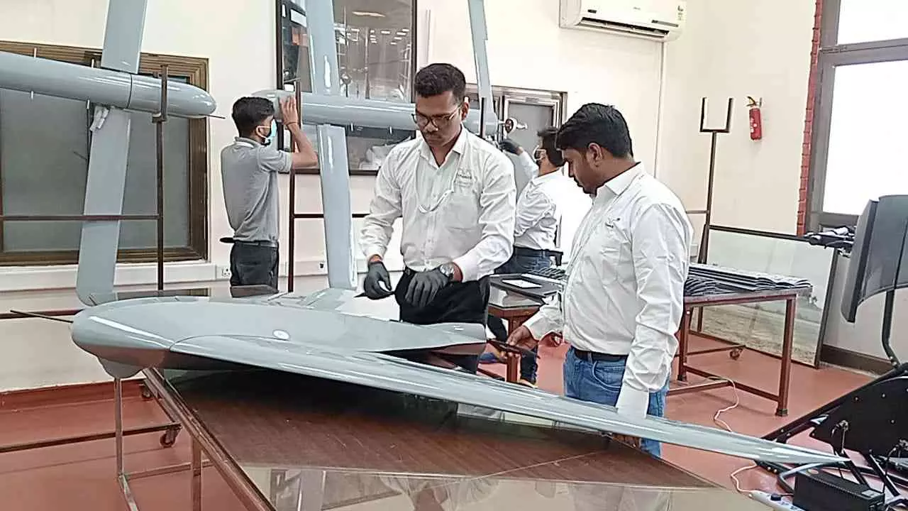 Divyastra Drone: कानपुर में बनेगा दिव्यास्त्र ड्रोन का अभेद्य ढांचा! हर साल तैयार होगा 200 एयरफ्रेम, भारतीय सेना ने लगाई मुहर Divyastra Drone: कानपुर में बनेगा दिव्यास्त्र ड्रोन का अभेद्य ढांचा! हर साल तैयार होगा 200 एयरफ्रेम, भारतीय सेना ने लगाई मुहर