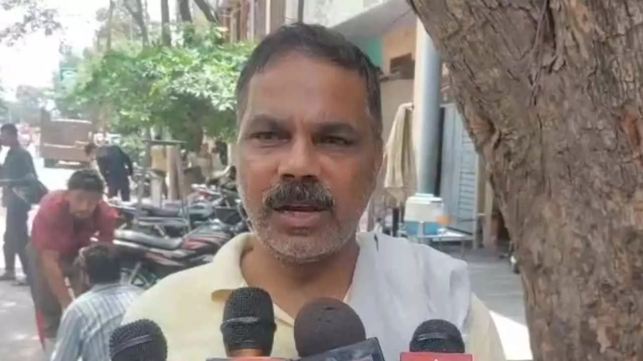 Baghpat: वरुण लुहारी की अंत्येष्टि के बाद नया मोड़, घायल युवक के परिवार ने निष्पक्ष जांच की मांग की Baghpat: वरुण लुहारी की अंत्येष्टि के बाद नया मोड़, घायल युवक के परिवार ने निष्पक्ष जांच की मांग की