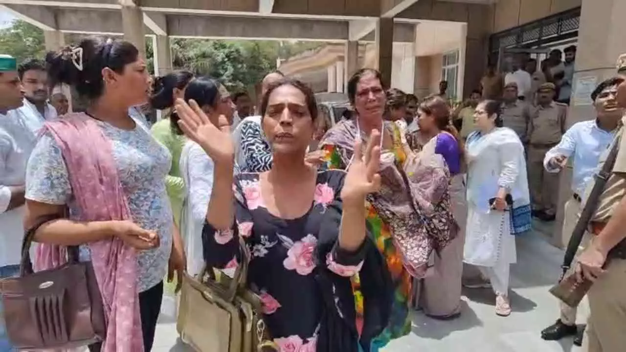 Baghpat News: डीएम की गाड़ी के आगे लेटे किन्नर, कलेक्ट्रेट में हाई-वोल्टेज हंगामा Baghpat News: डीएम की गाड़ी के आगे लेटे किन्नर, कलेक्ट्रेट में हाई-वोल्टेज हंगामा