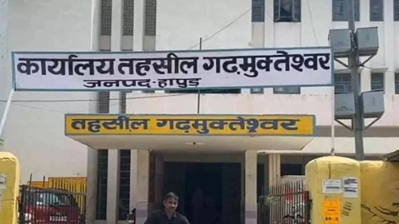 Hapur News: ई-रजिस्ट्री के विरोध में अधिवक्ताओं की हड़ताल दूसरे दिन भी जारी, तहसील में कामकाज ठप