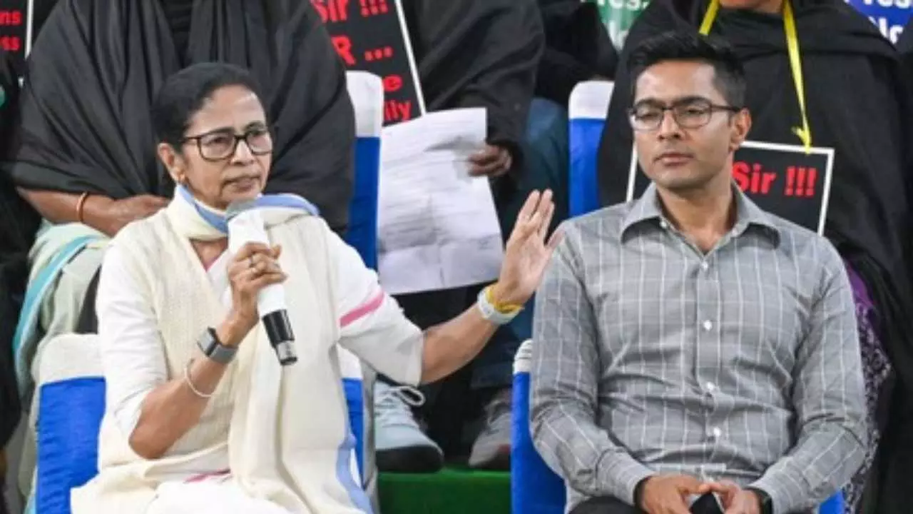 TMC Revolt: भतीजे Abhishek Banerjee के अहंकार ने डुबोई TMC? Mamata Banerjee की पार्टी में बगावत की अंदरूनी कहानी TMC Revolt: भतीजे Abhishek Banerjee के अहंकार ने डुबोई TMC? Mamata Banerjee की पार्टी में बगावत की अंदरूनी कहानी
