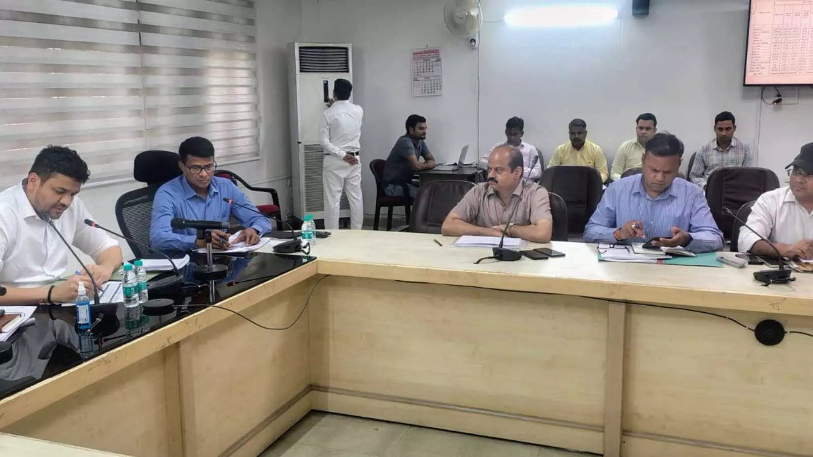 DM Sakht, withheld salaries of mandi secretaries on revenue recovery in Aligarh DM Sakht, withheld salaries of mandi secretaries on revenue recovery in Aligarh