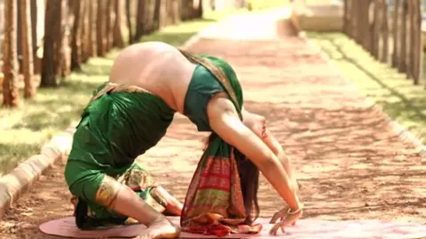 39 Weeks Pregnant Woman Performs Advanced Yoga Poses