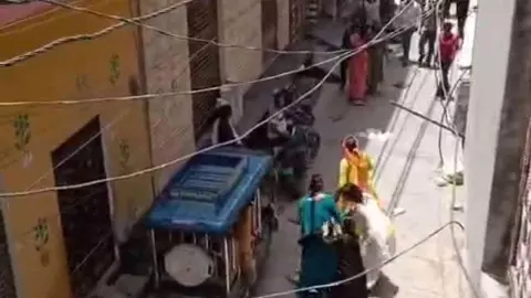 Baghpat News: बधाई के पैसों को लेकर बागपत में बवाल, किन्नर समाज के दो गुटों में सड़क पर जमकर मारपीट