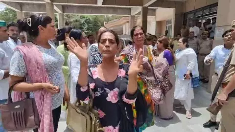 Baghpat News: डीएम की गाड़ी के आगे लेटे किन्नर, कलेक्ट्रेट में हाई-वोल्टेज हंगामा