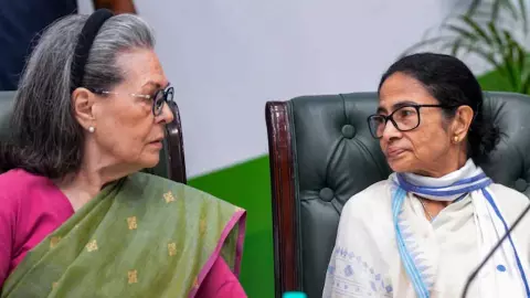 Congress-TMC Merger: टीएमसी का नहीं होगा कांग्रेस में विलय, KC वेणुगोपाल ने अफवाहों पर लगाया विराम Congress-TMC Merger: टीएमसी का नहीं होगा कांग्रेस में विलय, KC वेणुगोपाल ने अफवाहों पर लगाया विराम