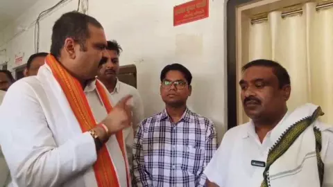 Sant Kabir Nagar: खलीलाबाद बोर्ड बैठक में विकास कार्यों को लेकर बीजेपी विधायक और चेयरमैन आमने-सामने