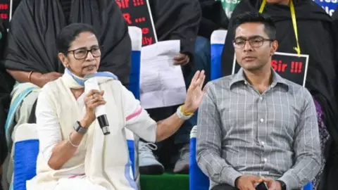 TMC Revolt: भतीजे Abhishek Banerjee के अहंकार ने डुबोई TMC? Mamata Banerjee की पार्टी में बगावत की अंदरूनी कहानी TMC Revolt: भतीजे Abhishek Banerjee के अहंकार ने डुबोई TMC? Mamata Banerjee की पार्टी में बगावत की अंदरूनी कहानी