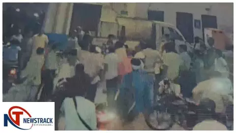 Firozabad News: सरेराह लड़की से बदसलूकी का आरोप, CCTV वायरल होते ही मचा हड़कंप Firozabad News: सरेराह लड़की से बदसलूकी का आरोप, CCTV वायरल होते ही मचा हड़कंप