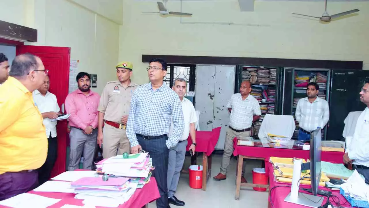 Lakhimpur News: वृद्ध की रुकी पेंशन चालू कराने को डीएम खुद बने सहारा, परखी ऑनलाइन उपस्थिति व्यवस्था Lakhimpur News: वृद्ध की रुकी पेंशन चालू कराने को डीएम खुद बने सहारा, परखी ऑनलाइन उपस्थिति व्यवस्था