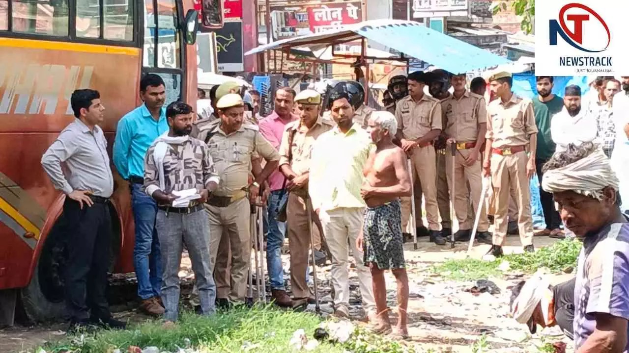 Sant Kabir Nagar News: महिलाओं के विरोध के बीच शुरू हुआ गांधी आश्रम की टूटी बाउंड्री का निर्माण Sant Kabir Nagar News: महिलाओं के विरोध के बीच शुरू हुआ गांधी आश्रम की टूटी बाउंड्री का निर्माण