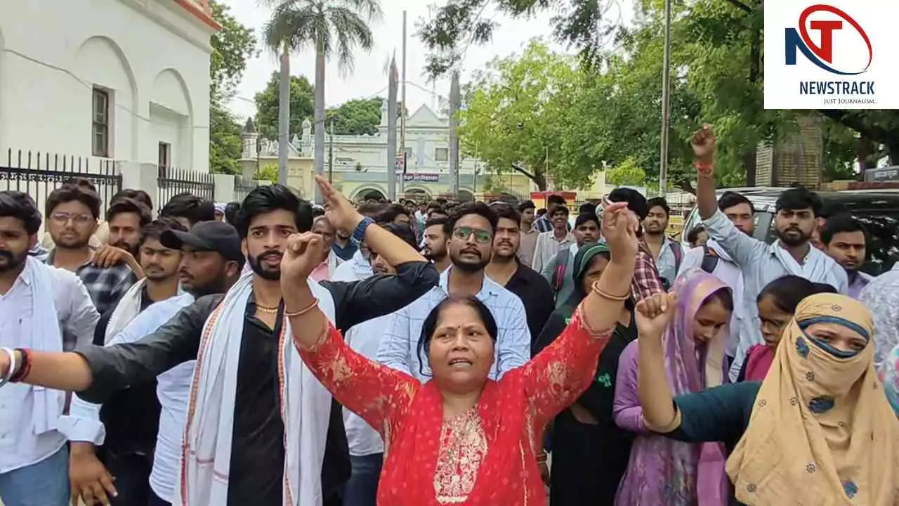 Mainpuri News: डाककर्मी की आत्महत्या से बवाल, सुसाइड नोट में उत्पीड़न के आरोप; गिरफ्तारी की मांग तेज Mainpuri News: डाककर्मी की आत्महत्या से बवाल, सुसाइड नोट में उत्पीड़न के आरोप; गिरफ्तारी की मांग तेज