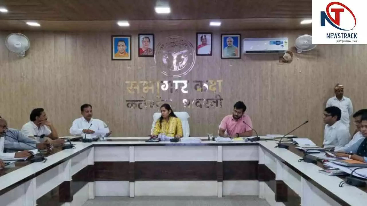 Shravasti News: डीएम ने सीएम डैशबोर्ड पर विकास कार्यों की समीक्षा की, अधिकारियों को दिए सख्त निर्देश Shravasti News: डीएम ने सीएम डैशबोर्ड पर विकास कार्यों की समीक्षा की, अधिकारियों को दिए सख्त निर्देश