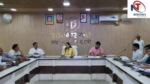 Shravasti News: डीएम ने सीएम डैशबोर्ड पर विकास कार्यों की समीक्षा की, अधिकारियों को दिए सख्त निर्देश