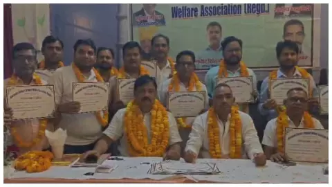 Kaushambi Chemists Association Elects New Executive Committee, Takes Resolution