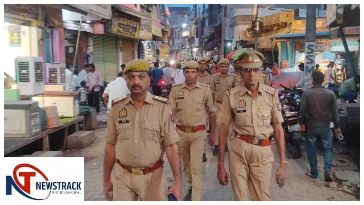 Aligarh सड़क पर उतरे थाना प्रभारी, अवैध अतिक्रमण पर बुलडोजर वाली सख्ती, तीन सवारी-हूटर पर कसी नकेल Aligarh सड़क पर उतरे थाना प्रभारी, अवैध अतिक्रमण पर बुलडोजर वाली सख्ती, तीन सवारी-हूटर पर कसी नकेल
