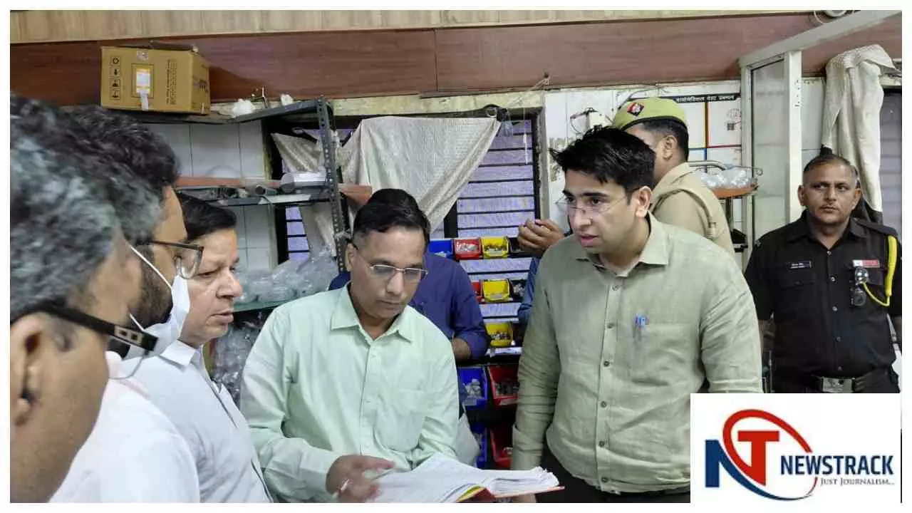 Hathras CMO ने गिनीं रोटियां तो मरीजों ने की DM की सराहना, देर रात जिला अस्पताल पहुंचे थे अतुल वत्स Hathras CMO ने गिनीं रोटियां तो मरीजों ने की DM की सराहना, देर रात जिला अस्पताल पहुंचे थे अतुल वत्स
