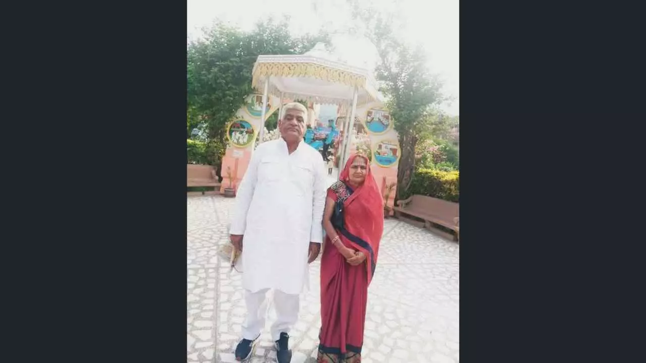 Firozabad News: पूर्व विधायक के बेटे और पत्नी का एक ही चिता पर अंतिम संस्कार, गांव में पसरा मातम Firozabad News: पूर्व विधायक के बेटे और पत्नी का एक ही चिता पर अंतिम संस्कार, गांव में पसरा मातम