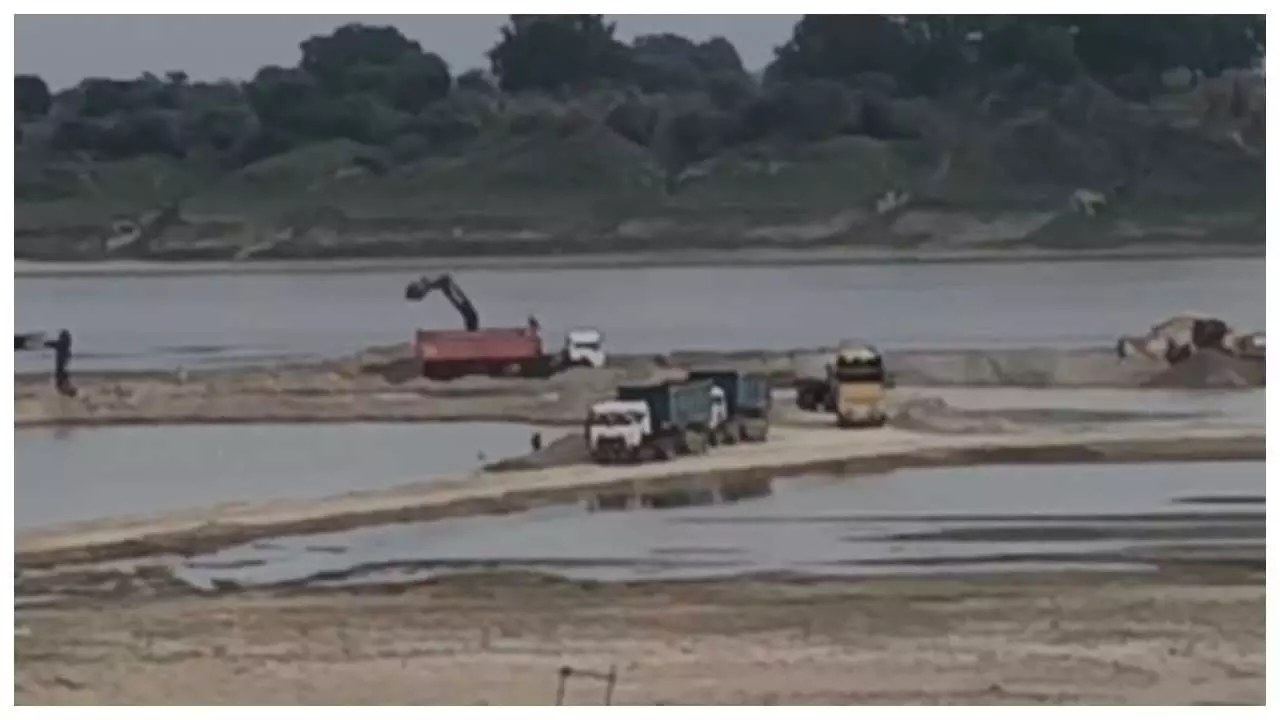 Illegal mining plays in cane quarry, Yamuna stream bends and bridges