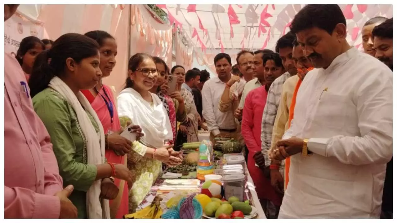 Teni distributes shelter to beneficiaries at Nighasan Jan Kalyan Camp